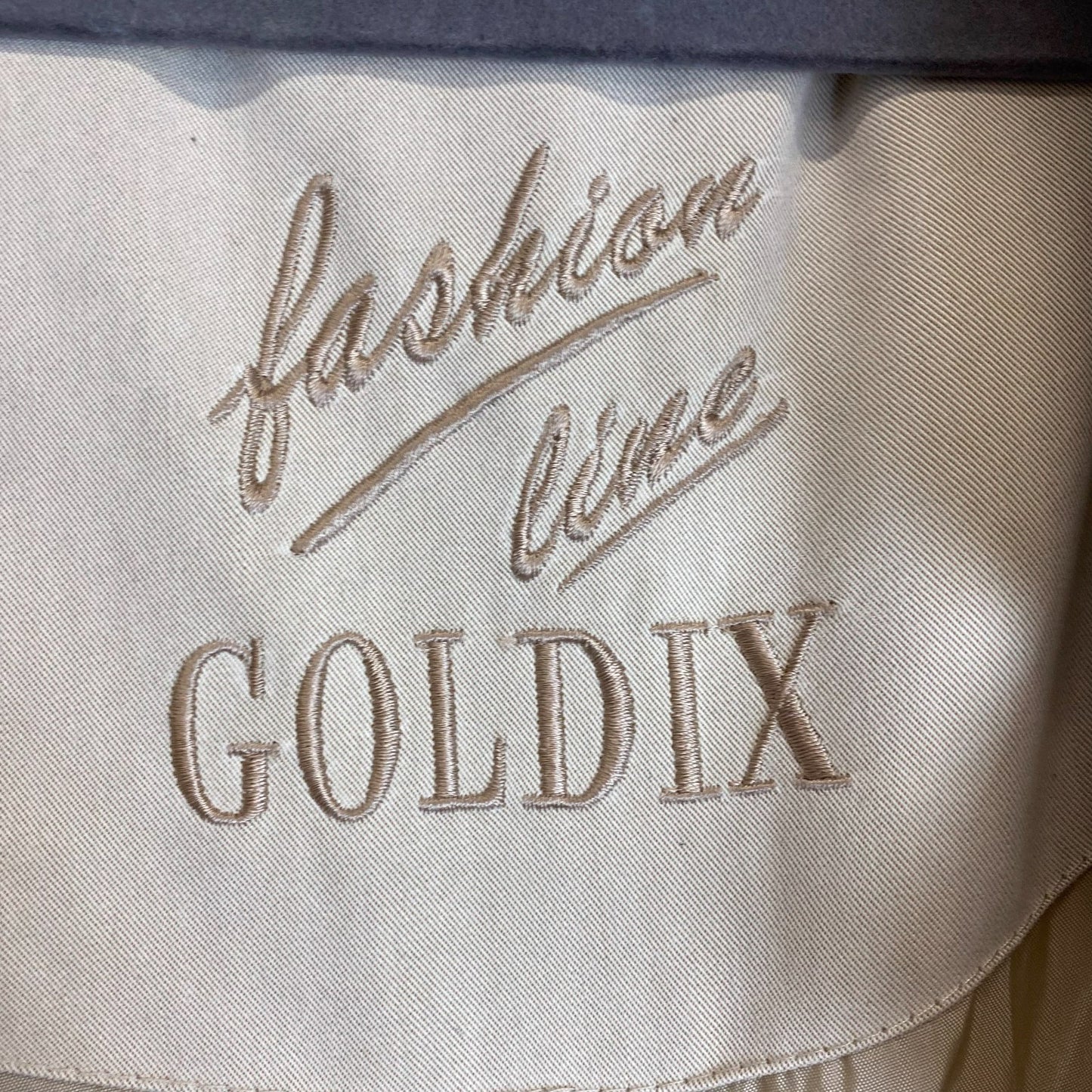 Trench Coat Womens XL Cream Pockets Long Sleeve Collared Golden Buttons Outdoor