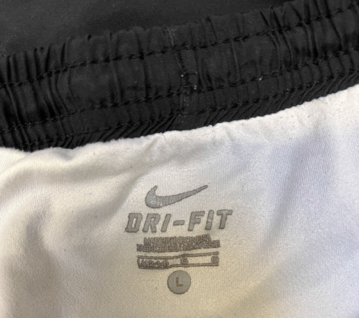 Nike Dri-Fit Running Shorts Fits as Womens L 32" Waist Black Workout Dolphin Hem
